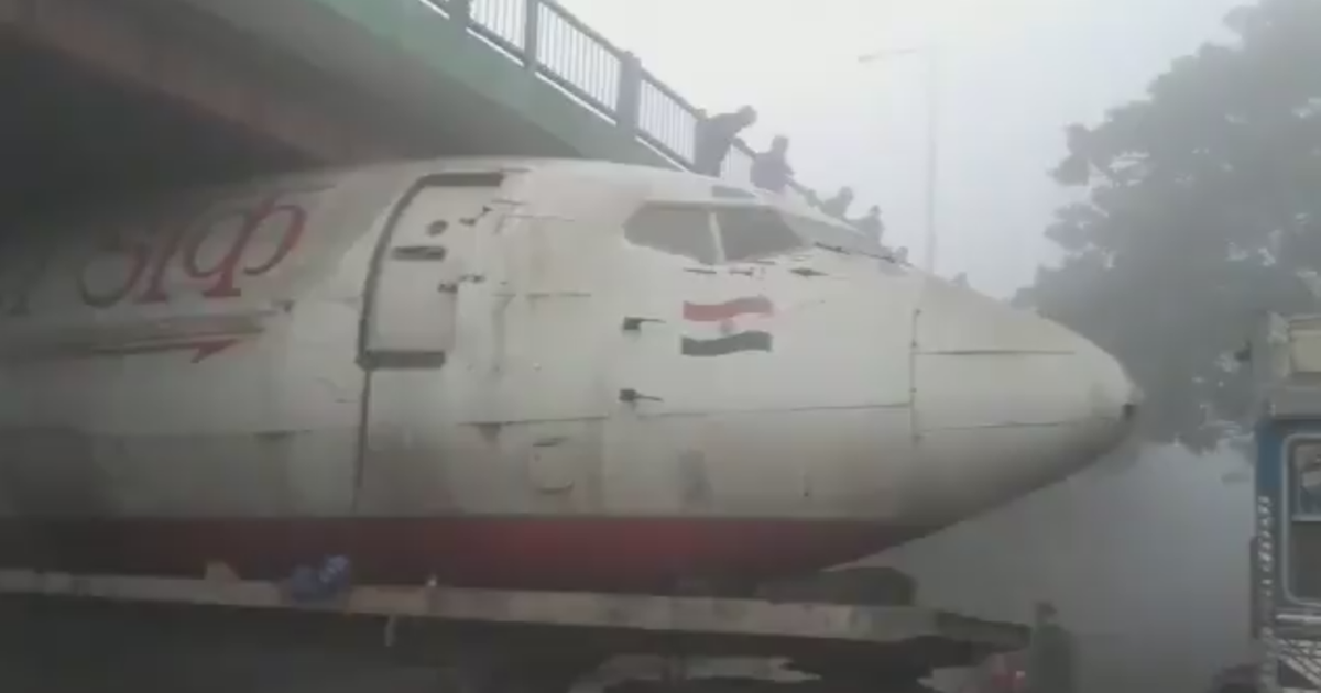 Máy bay Ấn Độ kẹt cứng dưới gầm cầu vượt