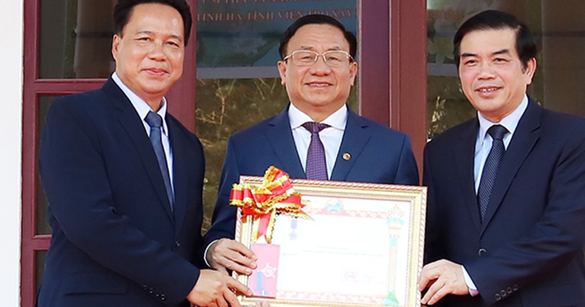 Chủ tịch nước CHDCND Lào trao tặng Huân chương Lao động hạng Ba cho tỉnh Hà Tĩnh