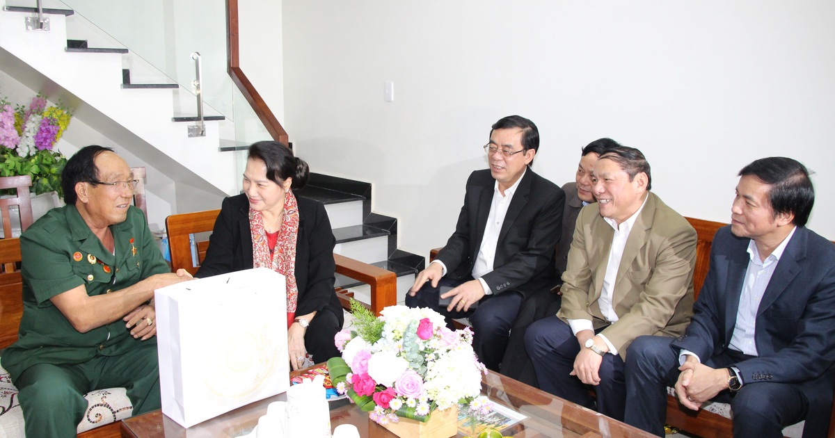Chủ tịch Quốc hội thăm các gia đình chính sách tại Quảng Trị