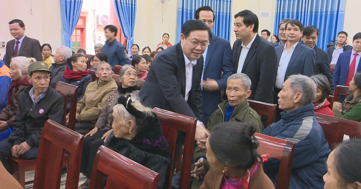 Phó Thủ tướng Vương Đình Huệ thăm, tặng quà các gia đình chính sách, hoàn cảnh khó khăn