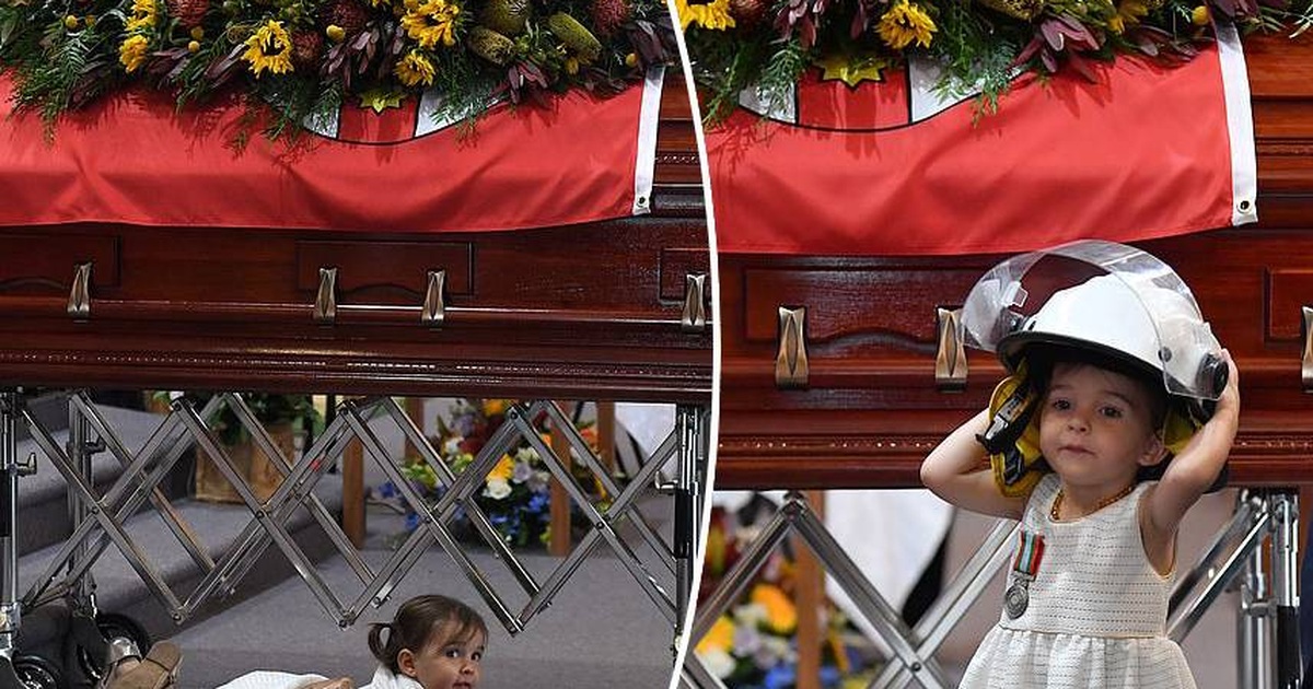 Đau thương hình ảnh bé gái vô tư chơi đùa trong lễ tang cha - một người lính cứu hỏa