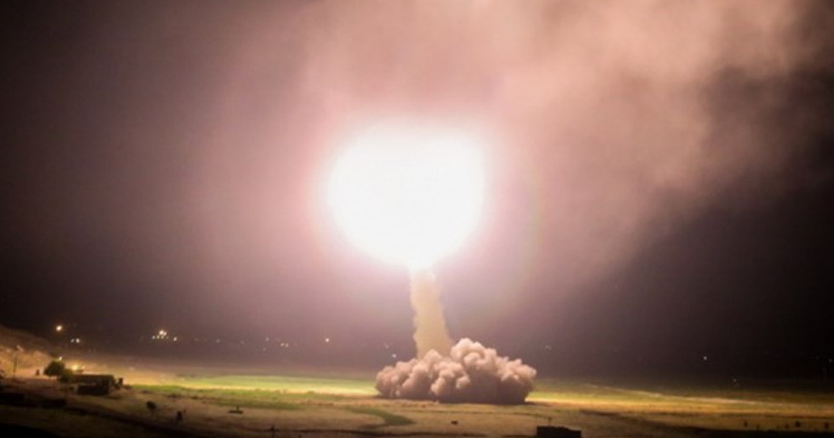 Tên lửa Iran rực sáng trong đêm hướng tới căn cứ Mỹ ở Iraq