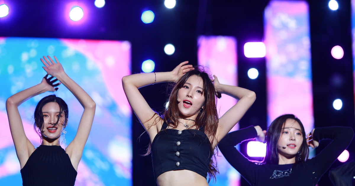 “2020 K-Pop Super Concert”: Người hâm mộ đội mưa cuồng nhiệt cổ vũ thần tượng