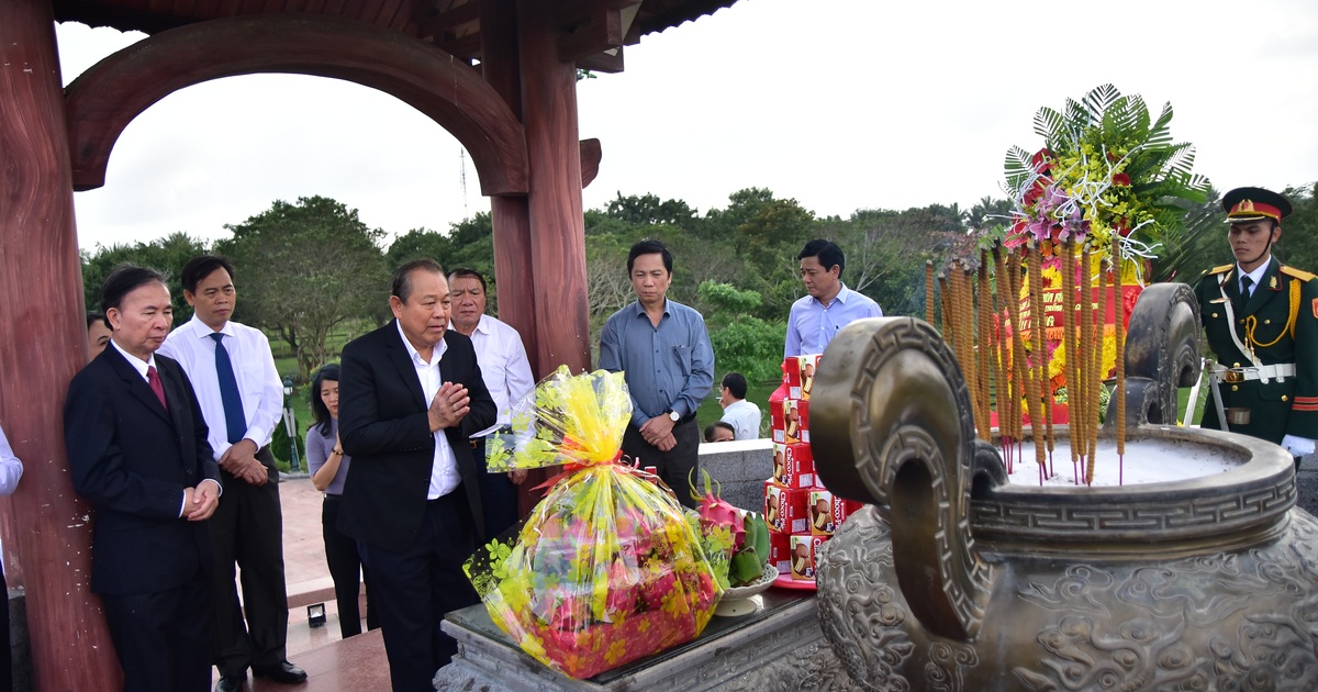 Phó Thủ tướng dâng hương tri ân các anh hùng, liệt sĩ tại thành cổ Quảng Trị