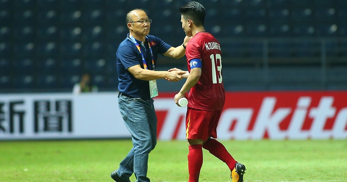 Thầy Park động viên, bắt tay từng cầu thủ U23 Việt Nam sau trận hoà Jordan
