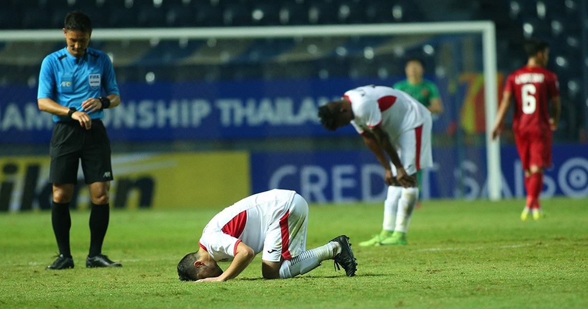 Không thắng được U23 Việt Nam, cầu thủ U23 Jordan đổ gục xuống sân