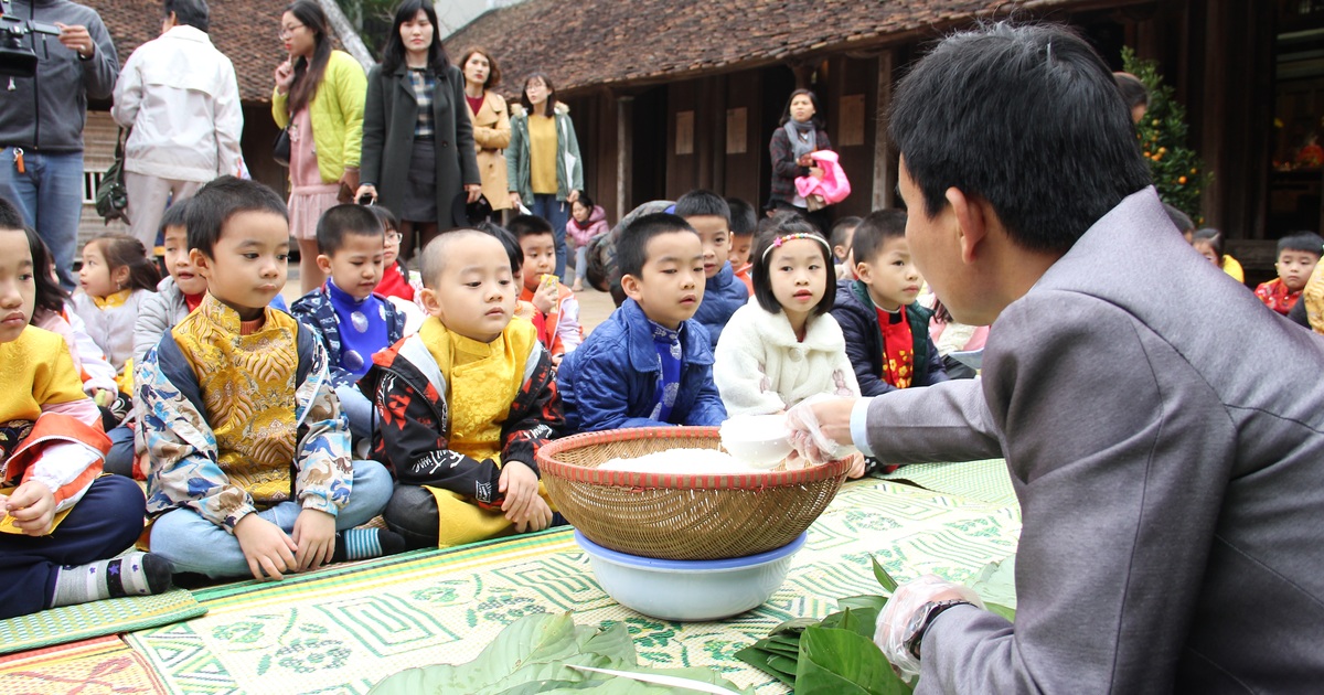 View - Giới trẻ háo hức xem dựng cây nêu, nặn pháo đất, đón Tết quê giữa lòng phố | Báo Dân trí