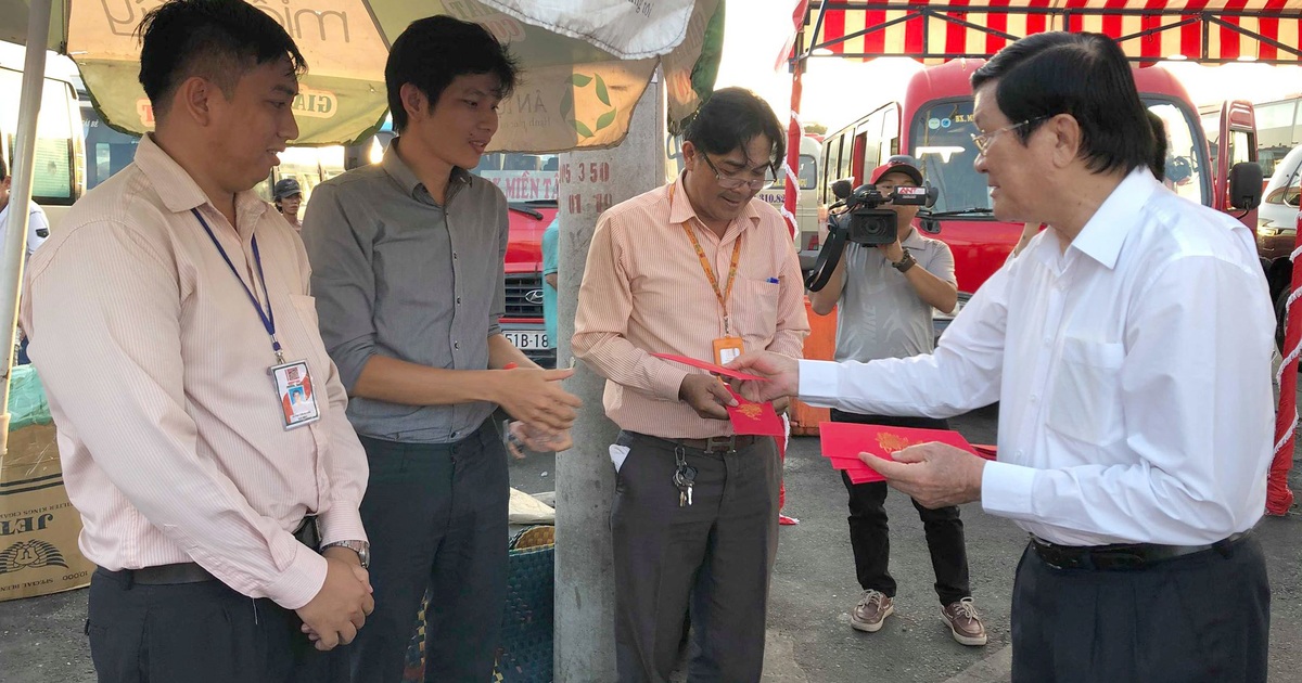 Nguyên Chủ tịch nước Trương Tấn Sang tặng quà tết cho hành khách tại bến xe