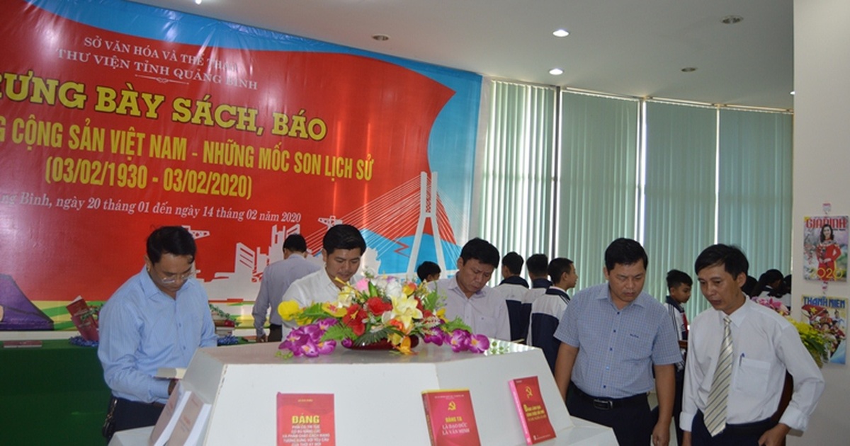 Trưng bày sách, báo với chủ đề “90 năm Đảng Cộng sản Việt Nam- Những dấu mốc lịch sử”