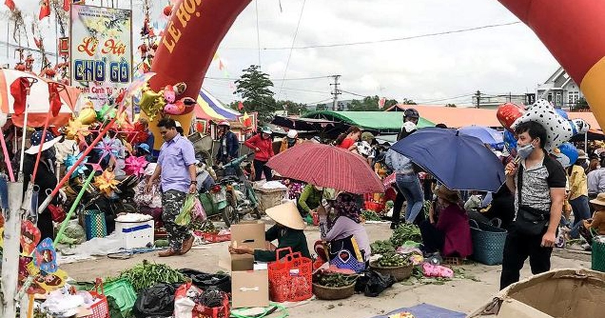 Vạn người nô nức trẩy hội chợ Gò lúc mờ sáng mồng 1 Tết ở Bình Định