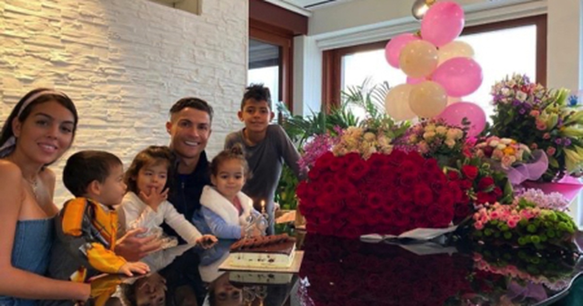 C.Ronaldo hạnh phúc chúc mừng sinh nhật bạn gái xinh đẹp