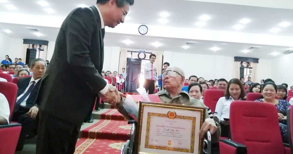 Cụ ông 81 tuổi ngồi xe lăn đến nhận Huy hiệu 55 năm tuổi Đảng