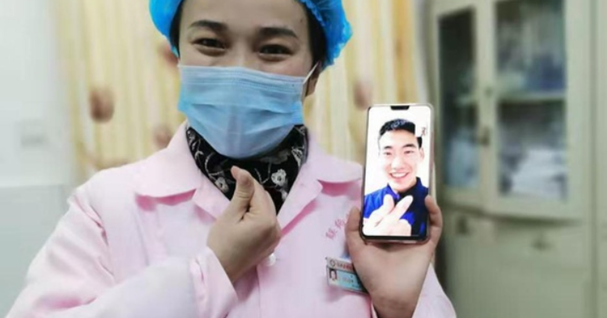 Cặp đôi Trung Quốc cưới nhau qua... videocall thời dịch virus corona