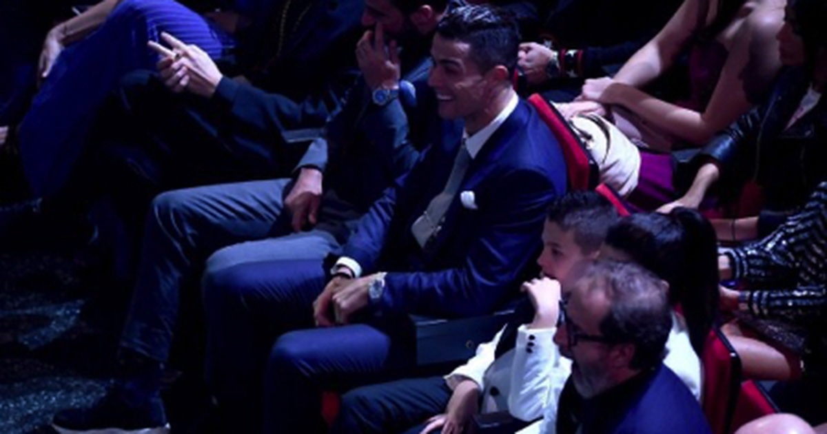 C.Ronaldo hết mình ủng hộ bạn gái khiêu vũ gợi cảm trên sân khấu