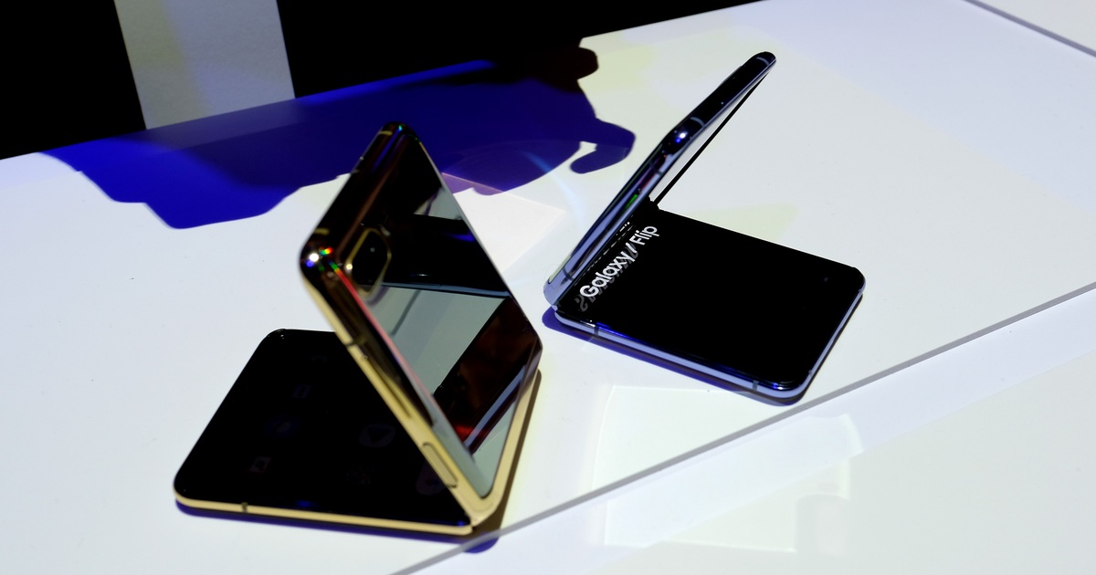 Cận cảnh smartphone màn hình gập Galaxy Z Flip - Nhỏ gọn và bóng bẩy