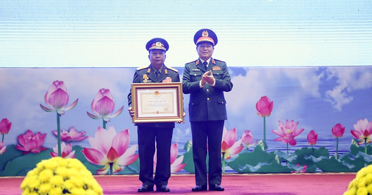 Bộ trưởng Quốc phòng Lào nhận huân chương của Chủ tịch nước Việt Nam