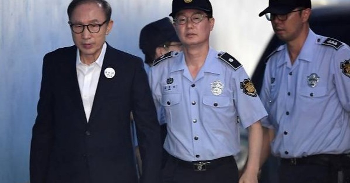 Cựu Tổng thống Hàn Quốc thụ án 17 năm tù vì nhận hối lộ