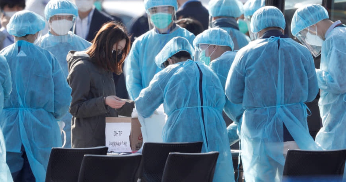 Bộ trưởng Nhật Bản xin lỗi vì “thả” 23 người chưa xét nghiệm virus corona