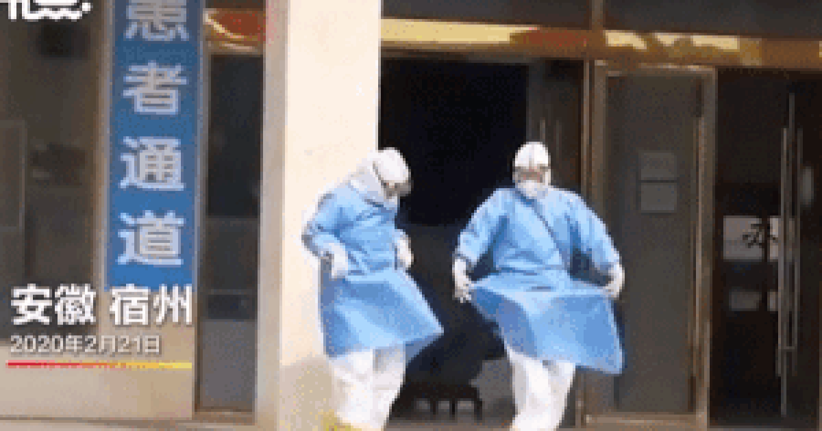 Clip: Bác sĩ múa “Hồ thiên nga” mừng bệnh nhân khỏi Covid-19 về nhà