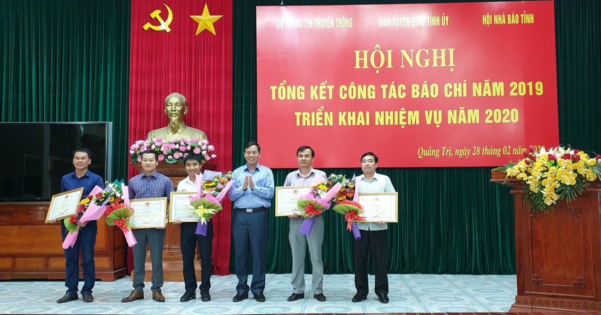 Phóng viên Báo Dân trí được UBND tỉnh Quảng Trị tặng Bằng khen