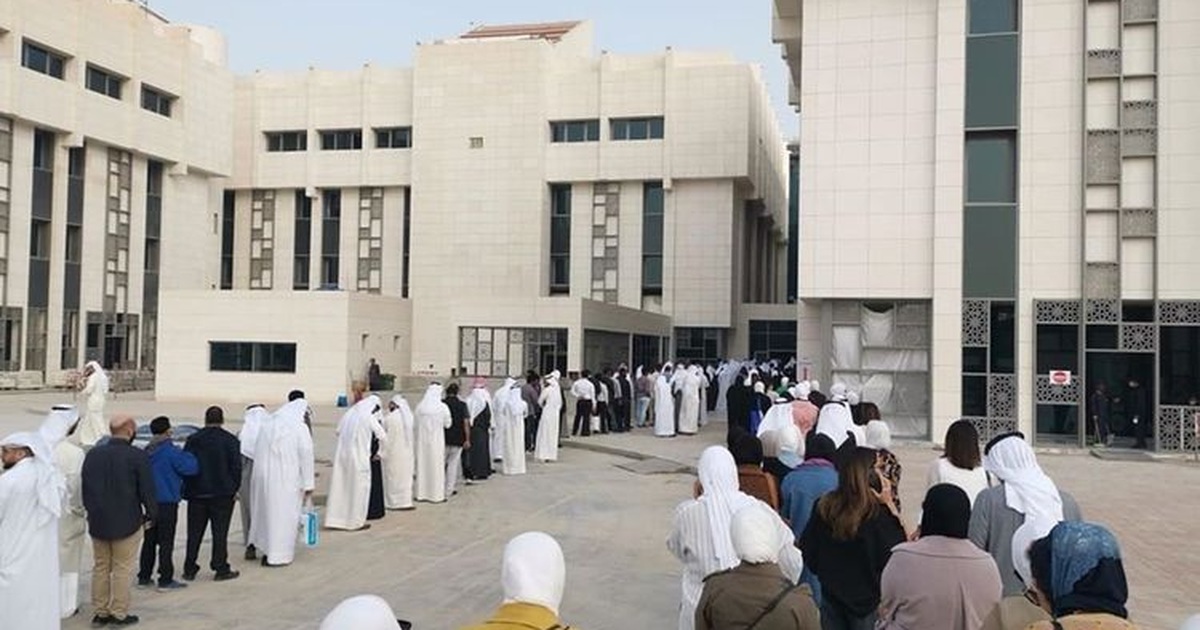 Kuwait có 46 người nhiễm corona, nhân viên chính phủ xếp hàng kiểm tra y tế