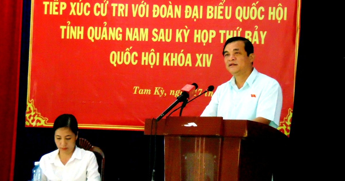 Quảng Nam: Cấm dùng ngân sách tặng hoa lãnh đạo tỉnh