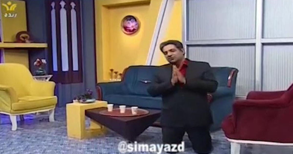 MC truyền hình Iran quỳ gối xin người dân ở trong nhà vì Covid-19