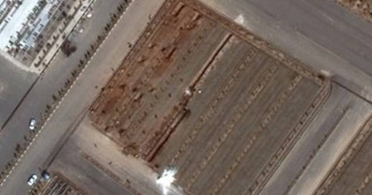 Ảnh vệ tinh cho thấy rãnh nghi là mộ tập thể của nạn nhân Covid-19 tại Iran