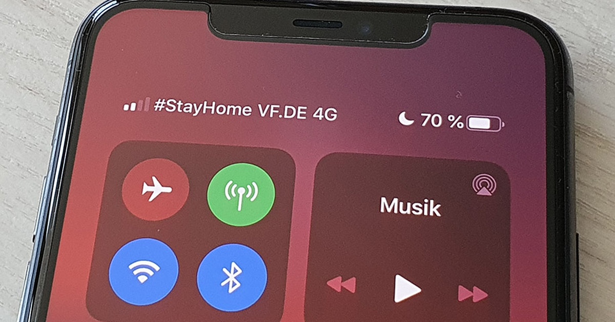 Người dùng nhận được thông điệp "Stay Home" trên điện thoại iPhone