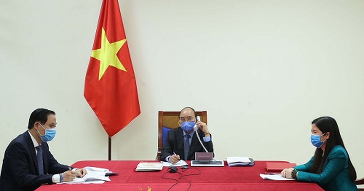 Thủ tướng trao đổi việc chống dịch Covid-19 với Tổng thống Hàn Quốc