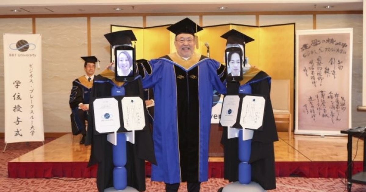 Lễ tốt nghiệp online dùng robot nhận bằng thay sinh viên