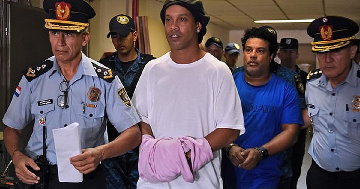Trả 1,6 triệu USD, Ronaldinho được quản thúc tại khách sạn