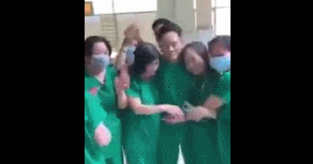 Clip “y, bác sĩ Việt Nam vỡ òa khi bệnh nhân âm tính” gây cảm động tuần qua