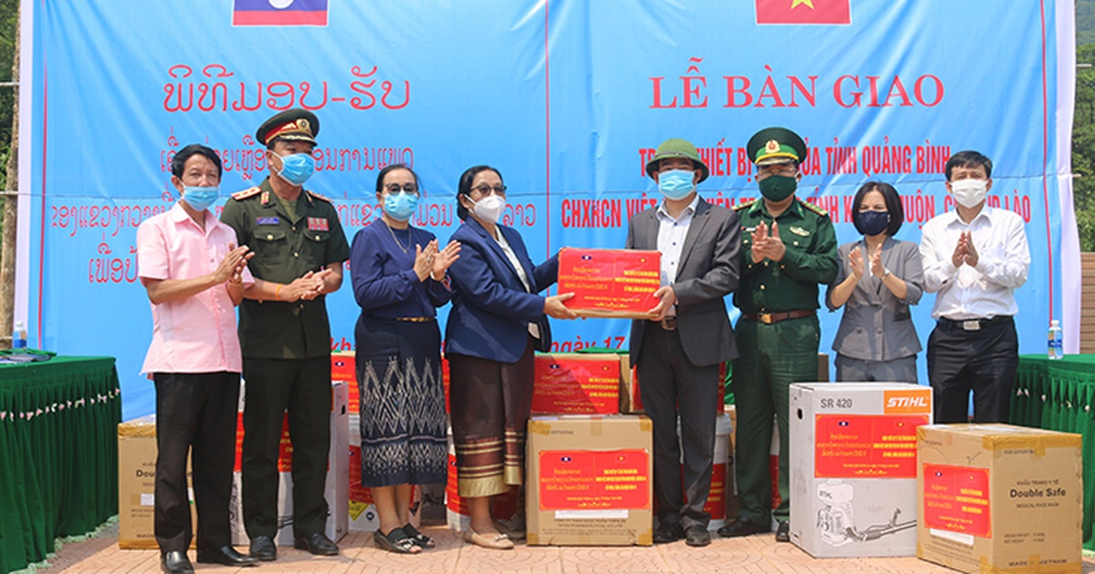 Quảng Bình tặng tỉnh Khăm Muộn thiết bị y tế chống dịch trị giá 1,5 tỷ đồng
