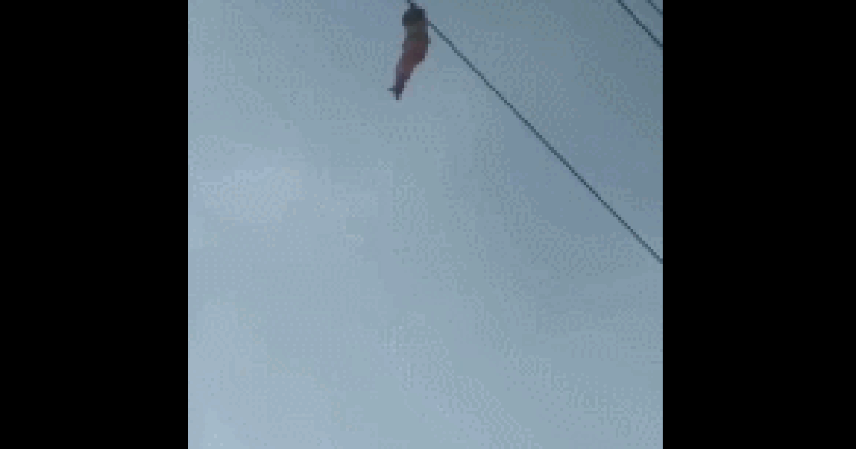 Clip bé gái treo lơ lửng trên dây cáp điện ở độ cao 15m gây sốc dân mạng