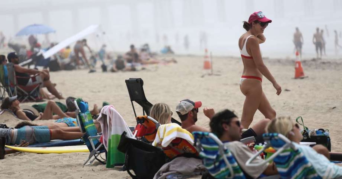 Người Mỹ đổ xô tới bãi biển, lệnh giãn cách xã hội nguy cơ thất bại