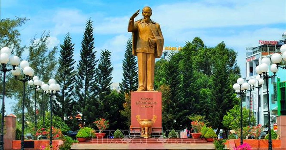 Nhiều ngày "canh nắng" chọn vị trí đặt tượng đài Bác Hồ trên bến Ninh Kiều