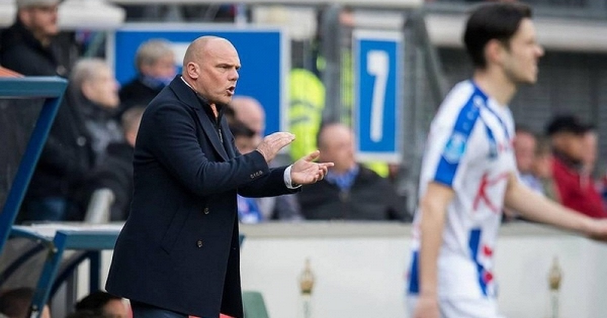 HLV Heerenveen bất ngờ nhận lỗi khi Văn Hậu ít được thi đấu