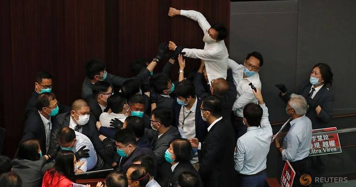 Nghị sĩ Hong Kong ẩu đả giữa cơ quan lập pháp