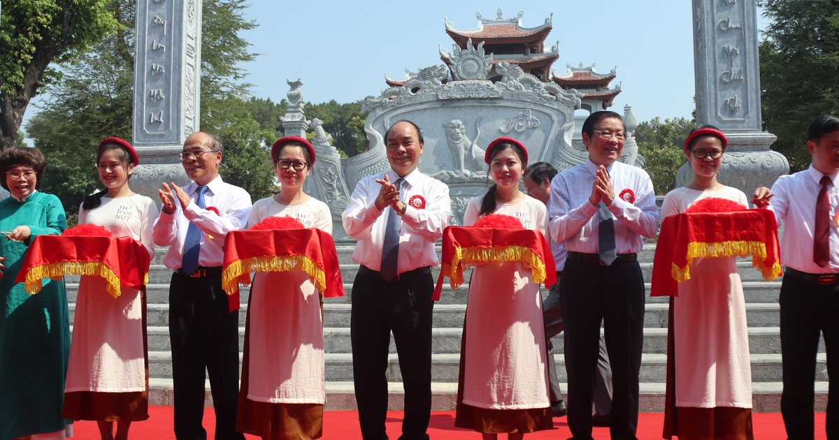 Thủ tướng cắt băng khánh thành đền thờ gia tiên Chủ tịch Hồ Chí Minh