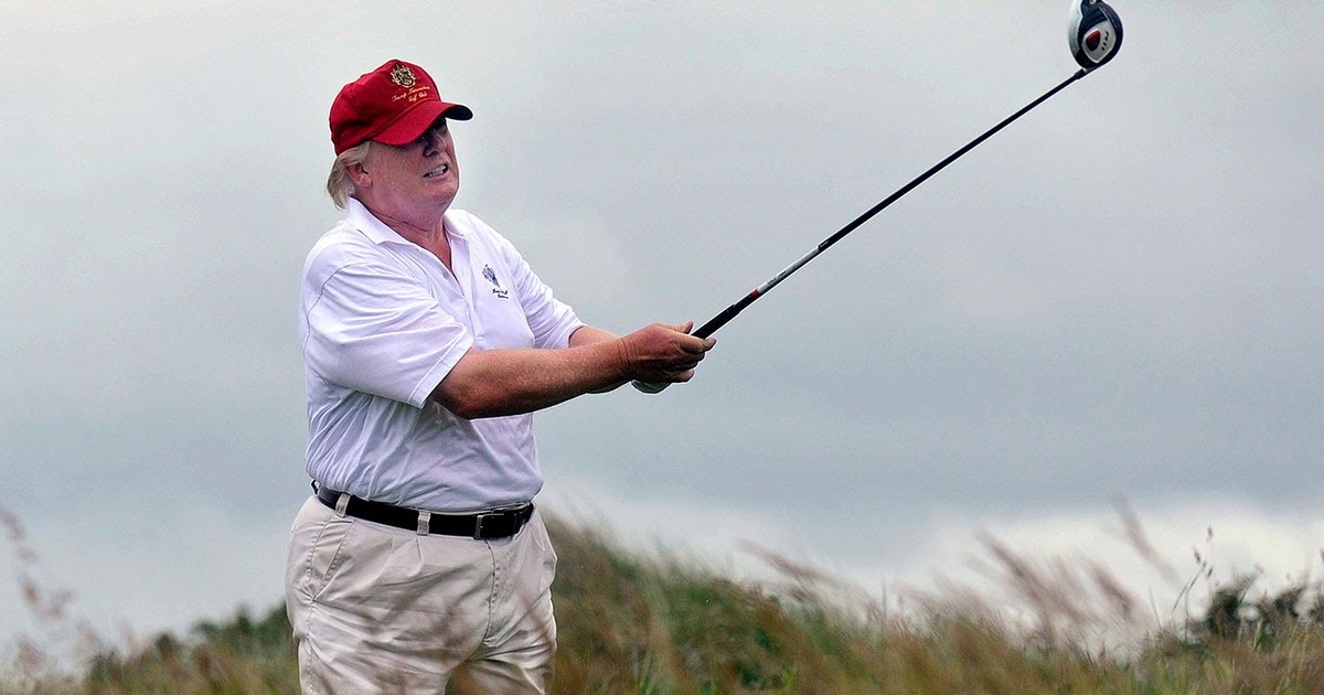 Gần 100.000 người chết vì Covid-19, ông Trump phản pháo chỉ trích chơi golf