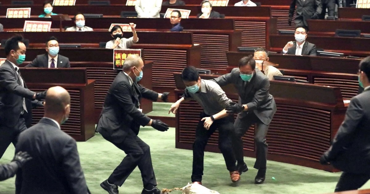 Nghị sĩ Hong Kong ném rau củ thối khi tranh luận dự luật quốc ca Trung Quốc