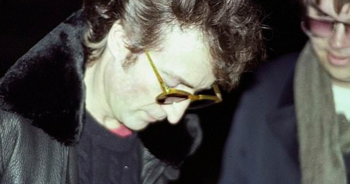 Khoảnh khắc huyền thoại âm nhạc John Lennon ký tên lưu niệm cho kẻ sát nhân