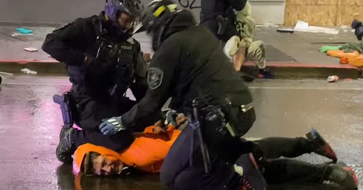 Cảnh sát Mỹ ngăn đồng nghiệp ghì đầu người biểu tình