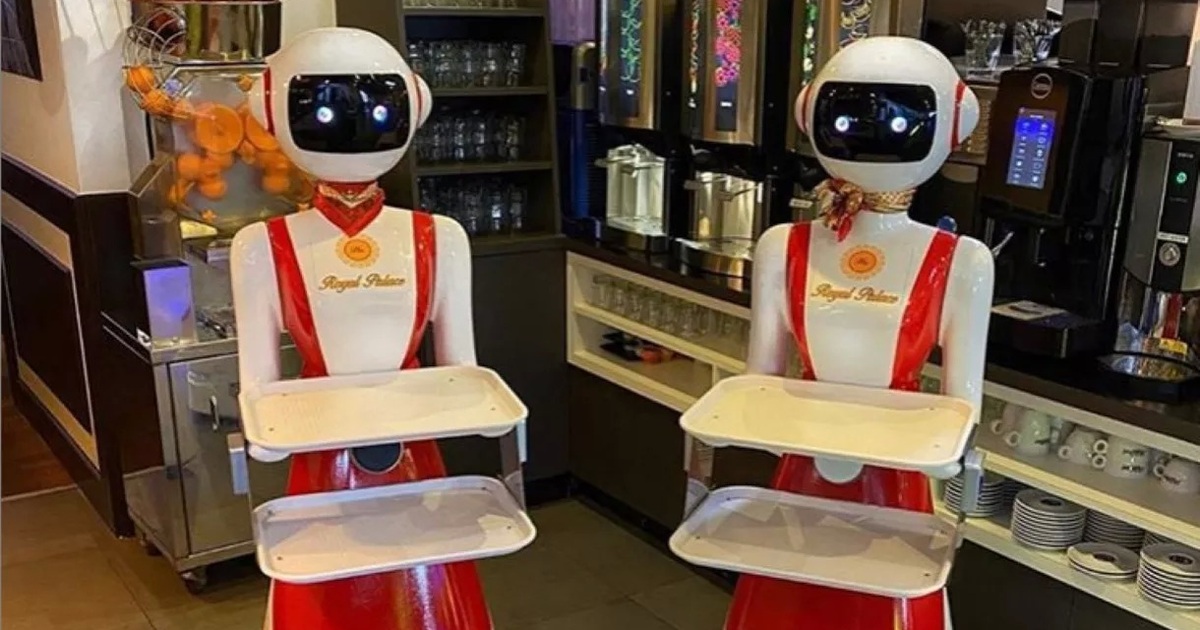 Nhà hàng sử dụng robot làm bồi bàn để đề phòng lây nhiễm Covid-19