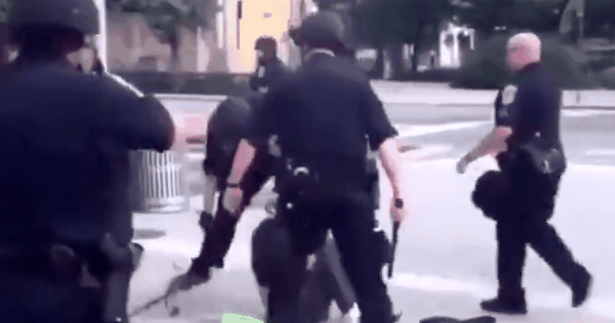 Video cảnh sát Mỹ dùng dùi cui khống chế người biểu tình