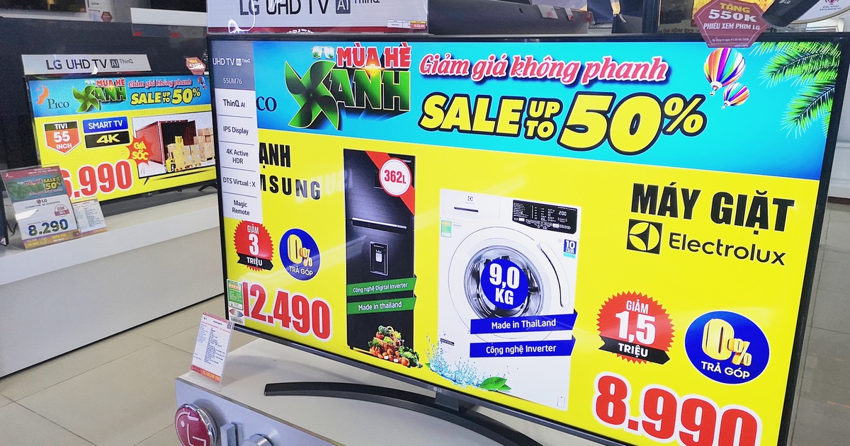 Siêu thị điện máy giảm giá TV "kịch sàn" để thu hút khách mua