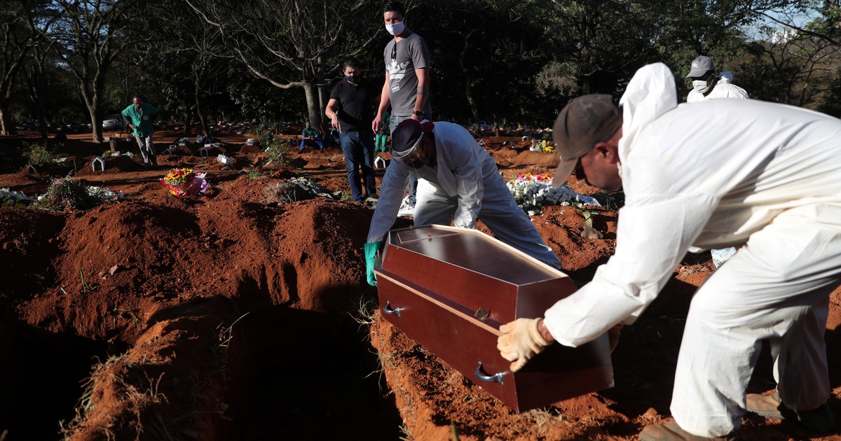 Thành phố Brazil khẩn cấp bốc mộ cũ lấy chỗ chôn nạn nhân Covid-19