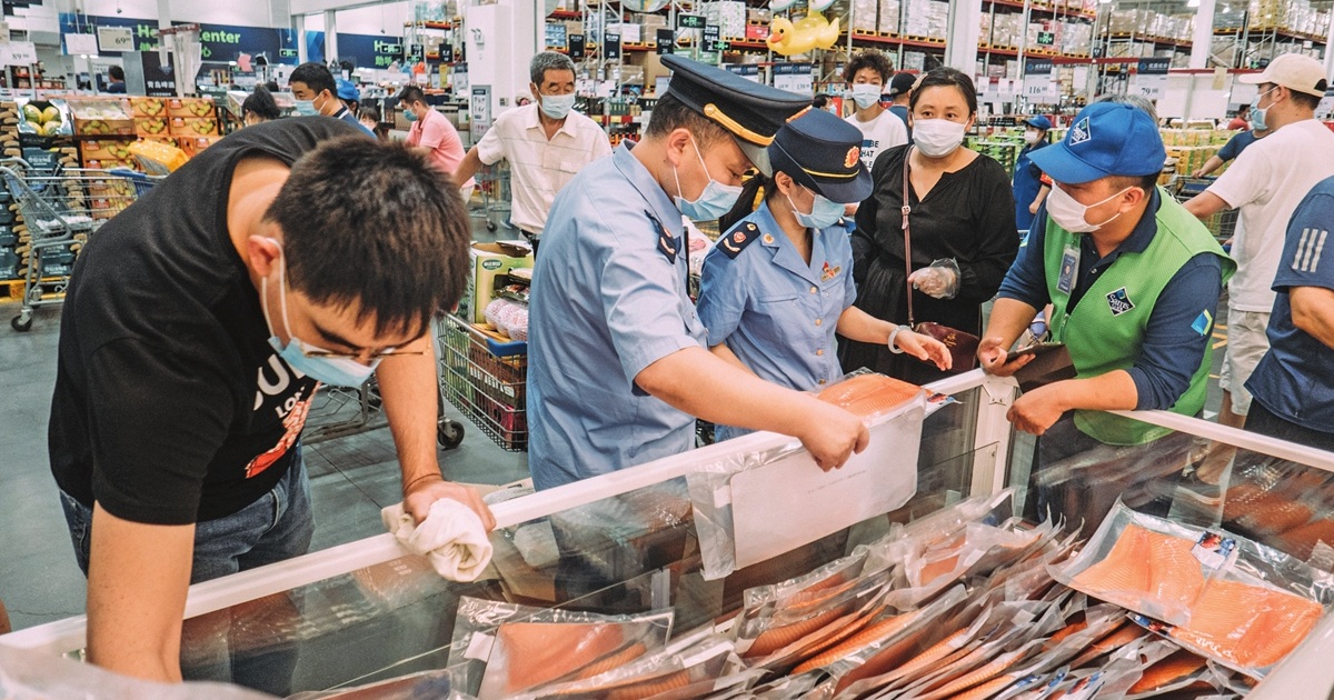 Thị trường cá hồi Trung Quốc chao đảo giữa lúc bùng phát ổ dịch mới