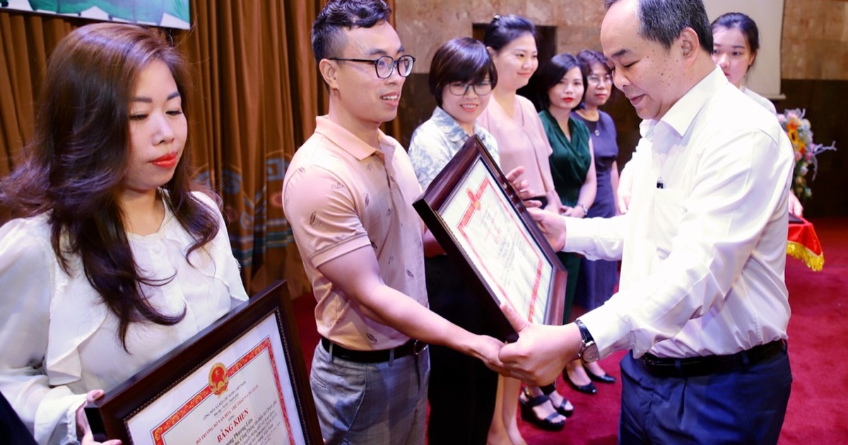 Bộ trưởng Bộ Văn hoá tặng Bằng khen cho phóng viên báo Dân trí